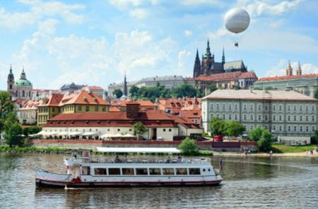 Prag - Bootsfahrt auf der Moldau mit Mittagessen