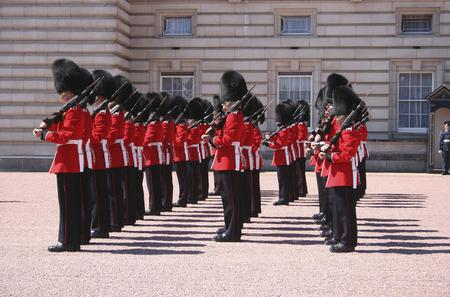 London an einem Tag - Besichtigungstour mit Tower of London, Changing of the Guard und London Eye Upgrade