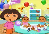 Jugando con los hermanos gemelos de Dora