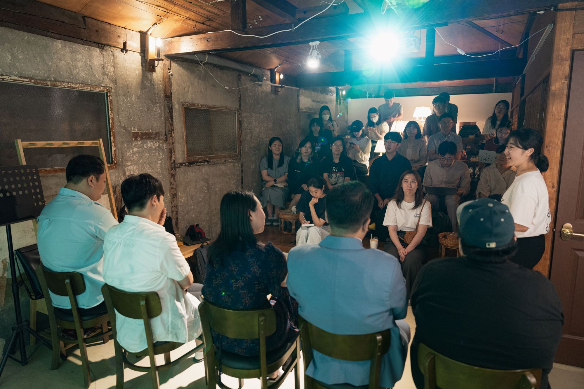 사진설명 시작. 소파에 앉아 웃고 있는 김예원 변호사. 긴 머리를 하나로 묶고 안경을 끼고 있다. 의상은 밝은 색의 블라우스. 우측 소파에 애증의정치클럽 벨빅 클럽장이 앉아있고 김예원 변호사를 향해 손을 뻗고 있다. 사진 설명 끝.