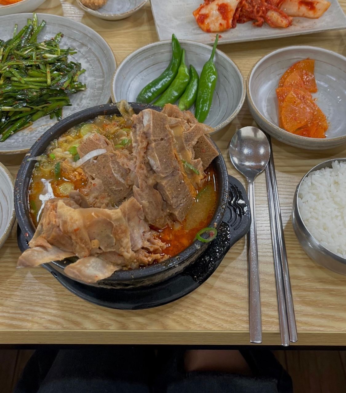 🍖뼈다귀 고기가 푸짐하게 3~4개 들어있는 뼈해장국 맛집