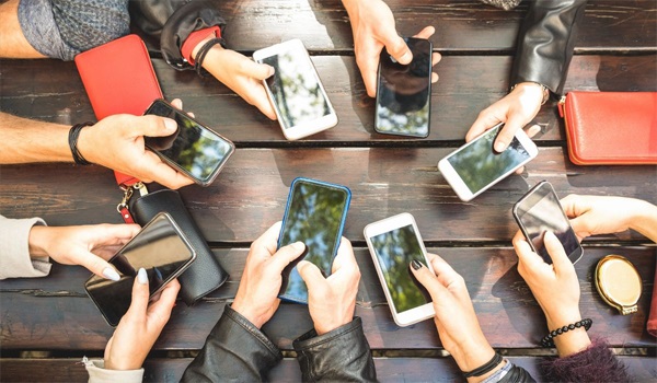 Hầu như các độc giả Millennial đều sở hữu điện thoại và dùng nó để truy cập Internet.