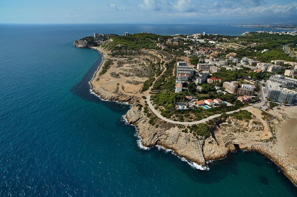 Camino de Ronda and beach in Salou