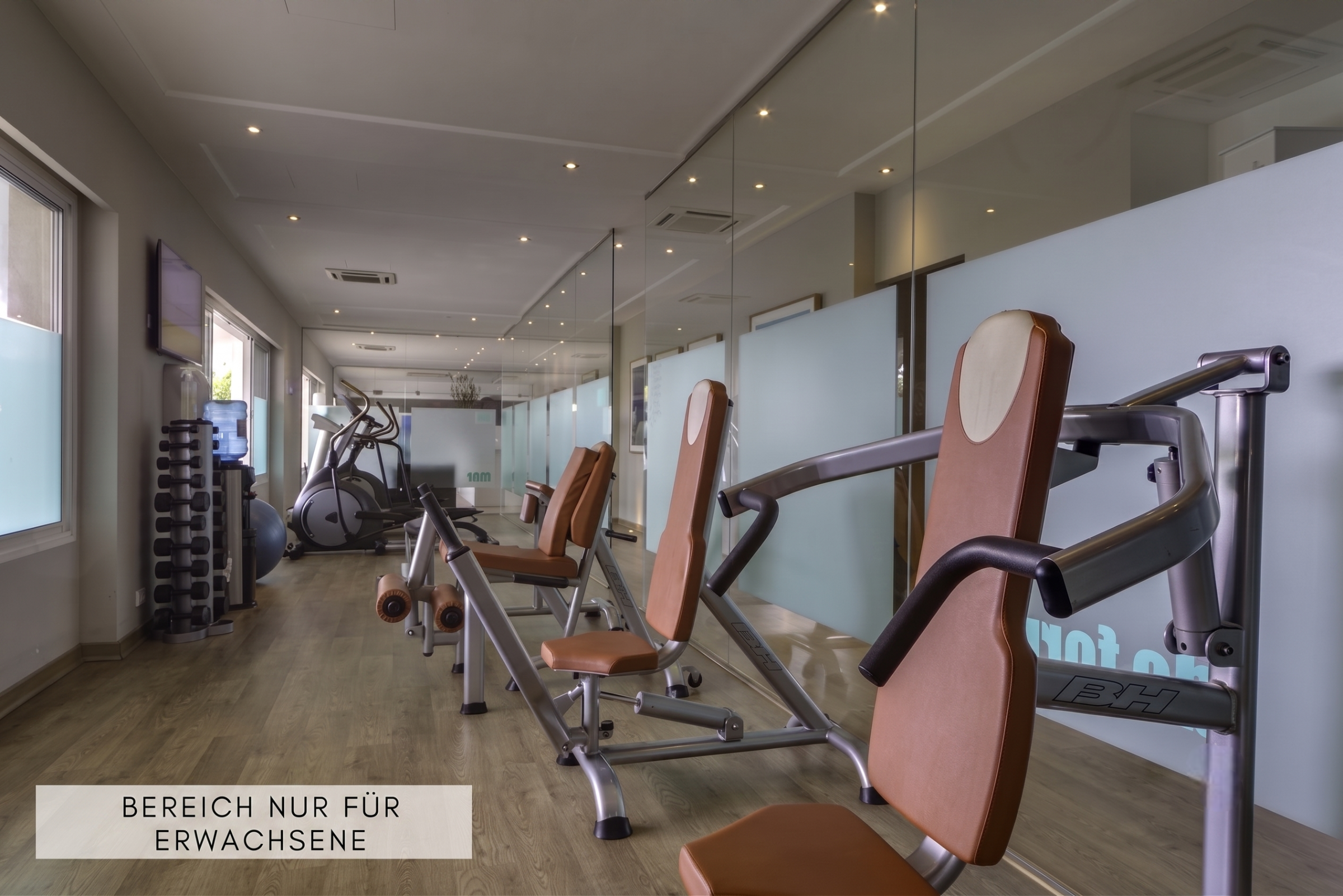 Erwachsenen-Fitnessraum im Hotel Gran Fornells mit modernen Geräten.