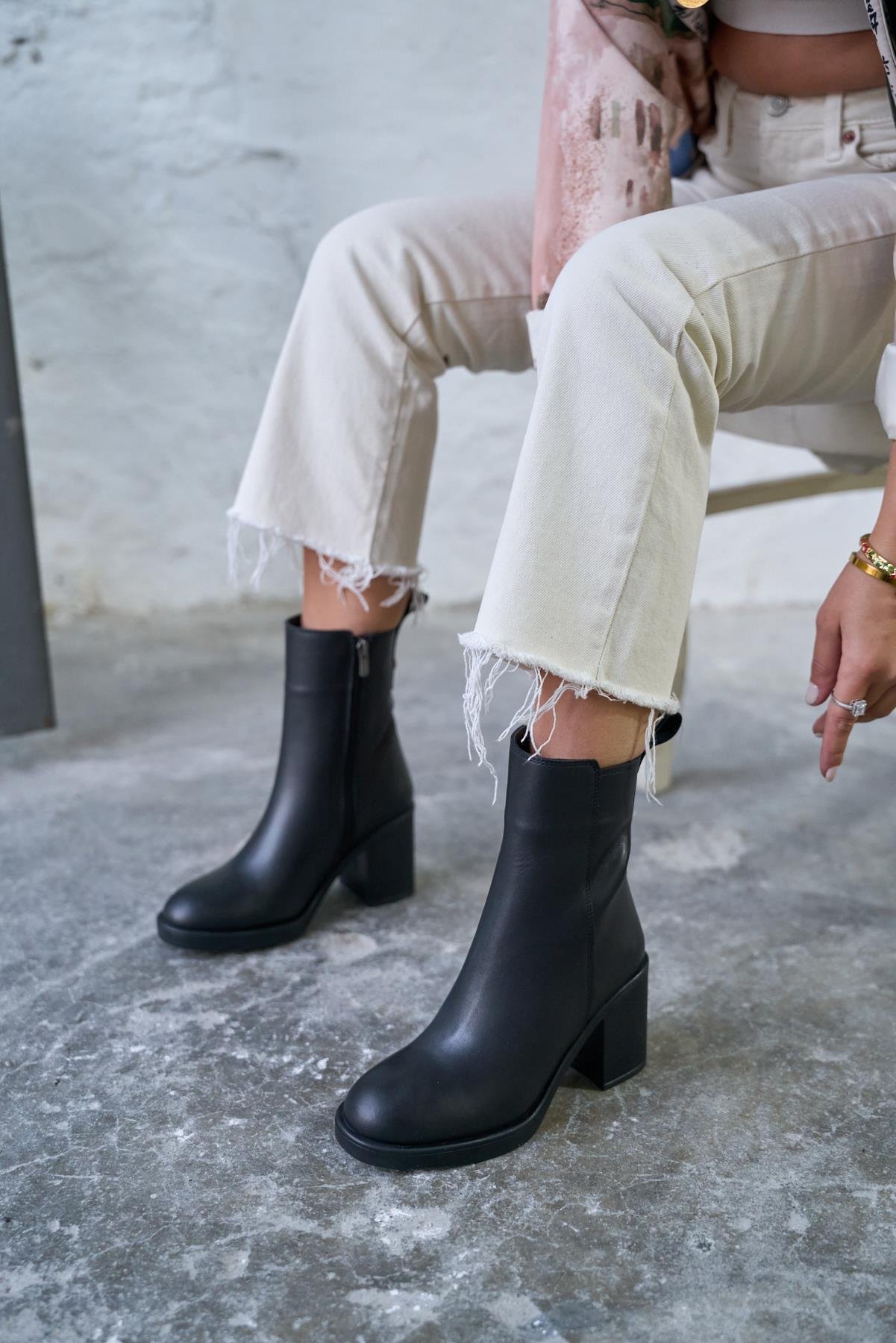 ADIA BLACK LEATHER HEEL BOOTS - Image 2