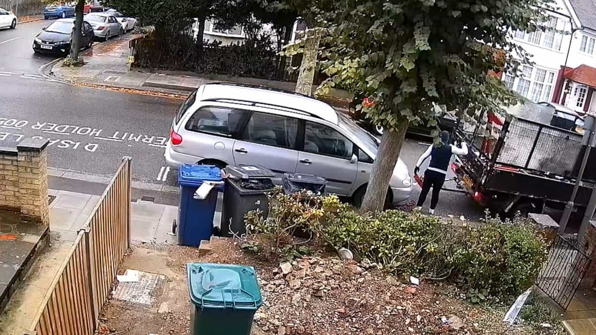 Watch Brazen Thieves Tow Car Parked On Suburban London Street In Broad