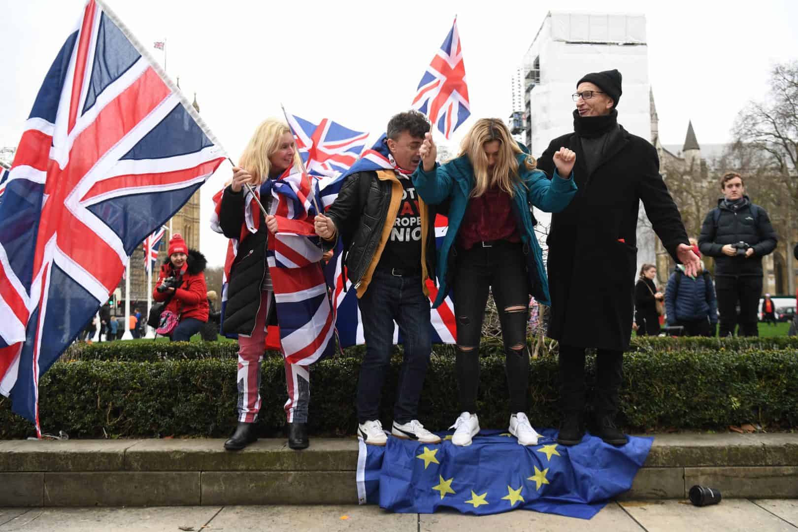 Britain country and people. Англия люди. Британия люди. Великобритания британцы. Британцы флаг.