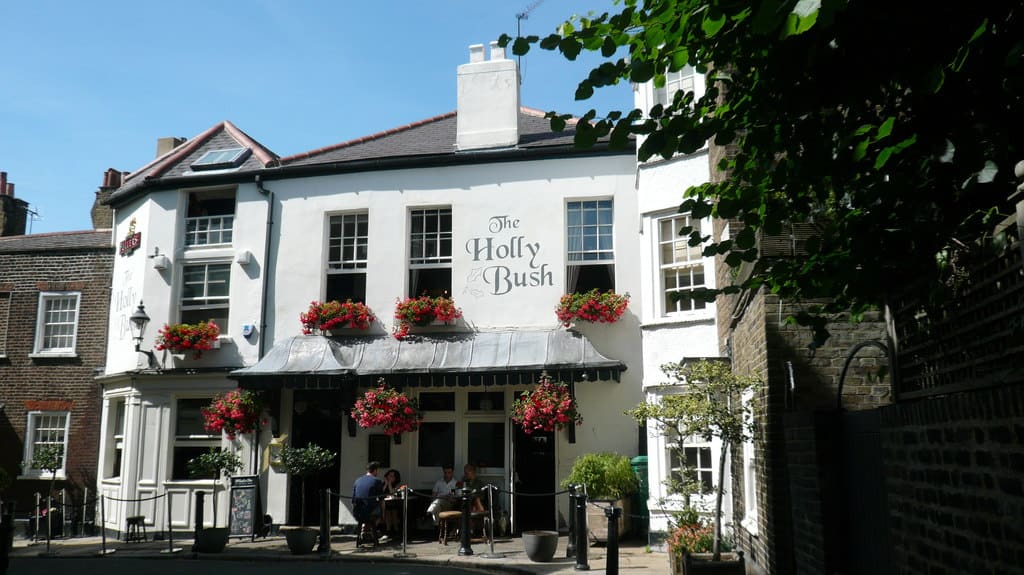 Best pubs in North London Hollybush Hampstead | Photo © Mark Percy (cc-by-sa/2.0)