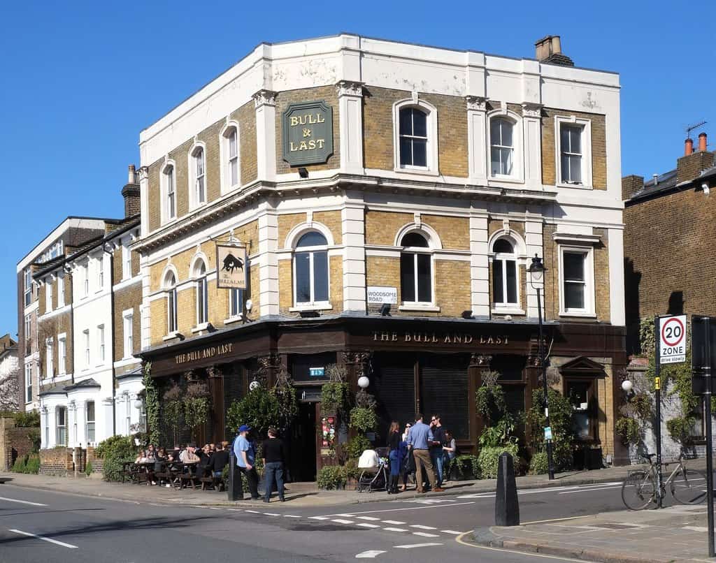 Best pubs in North London Bull & Last - Photo © Julian Osley (cc-by-sa:2.0)