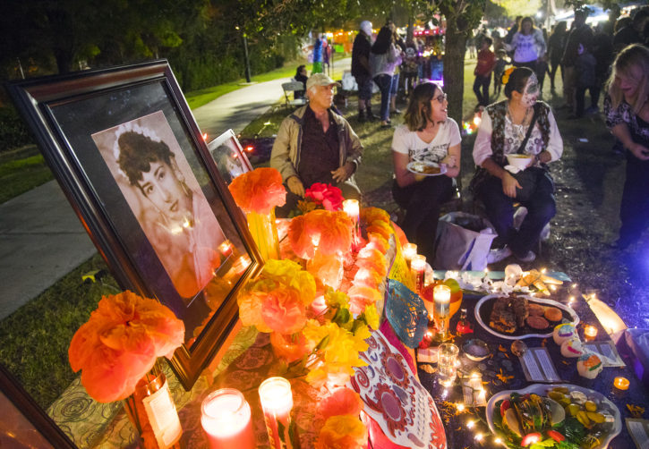  Altar tradicional durante festival Vida en Muerte del Centro Cultural Winchester. Jueves 2 de noviembre del 2017. (Foto: Jeff Scheid/ The Nevada Independent)