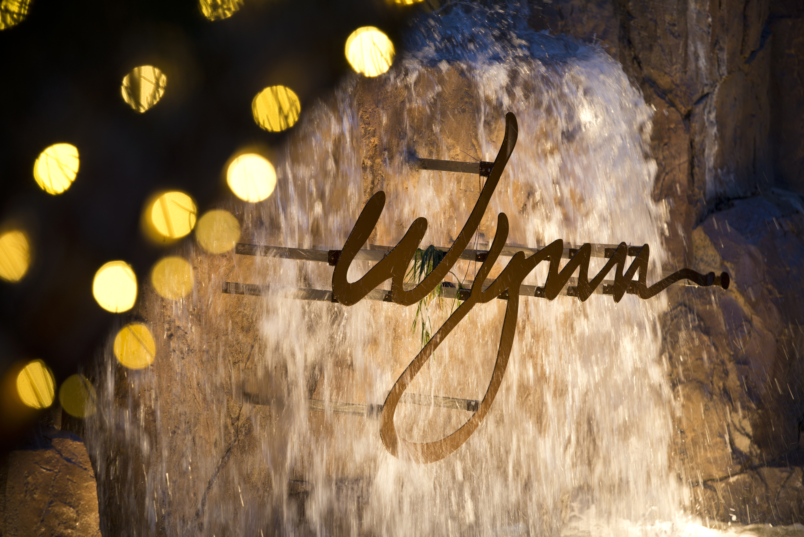 A fountain a the Wynn Resorts with the company name on the front
