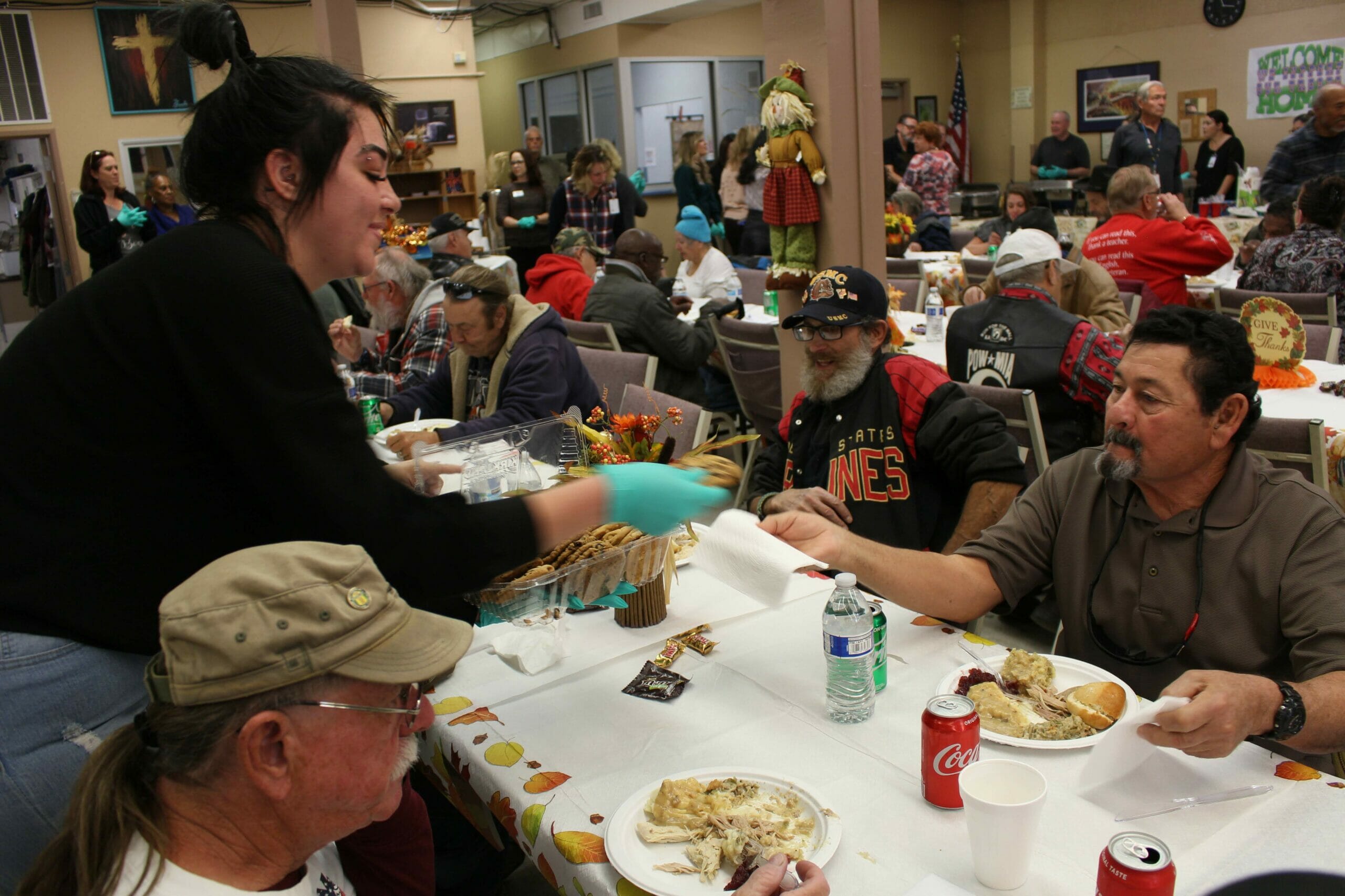 Volunteer gives cookies to veterans