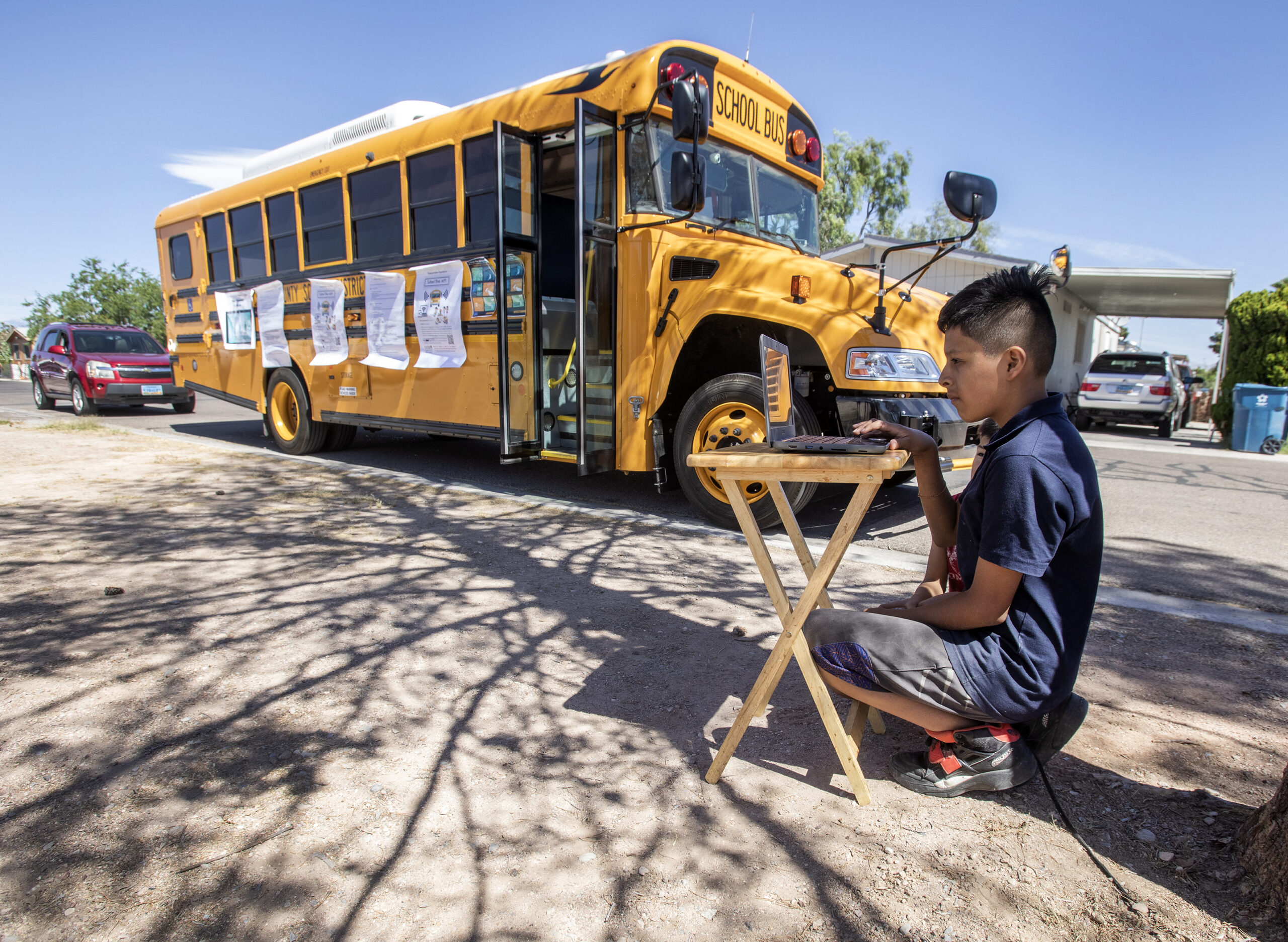 Autobuses con WiFi brindan acceso a Internet a estudiantes que carecen del  servicio en casa – The Nevada Independent