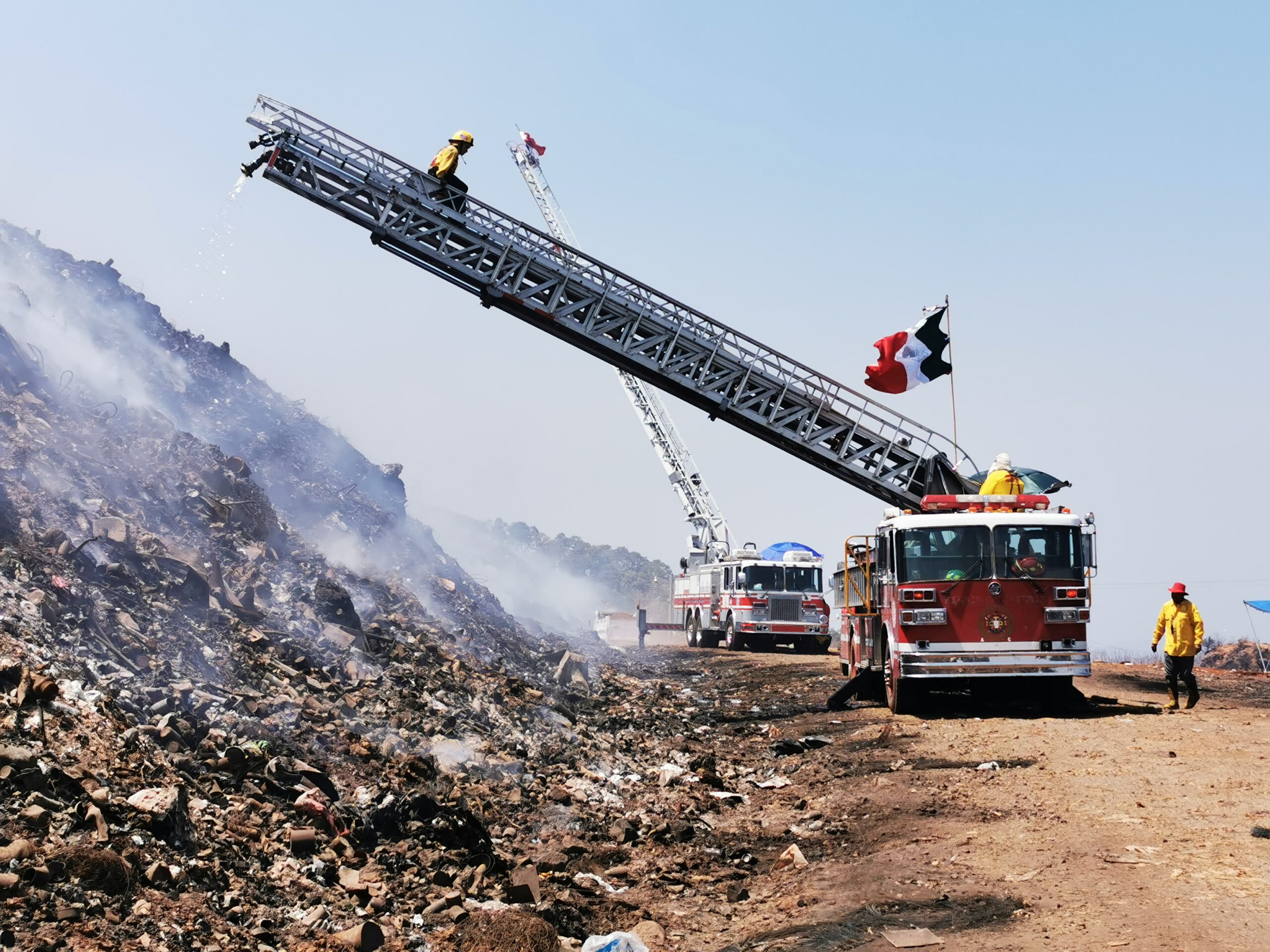 Vaciar la basura de ultramar Terminología Camión de bomberos donado por North Las Vegas ayuda a combatir incendio de  5 días en comunidad de México – The Nevada Independent