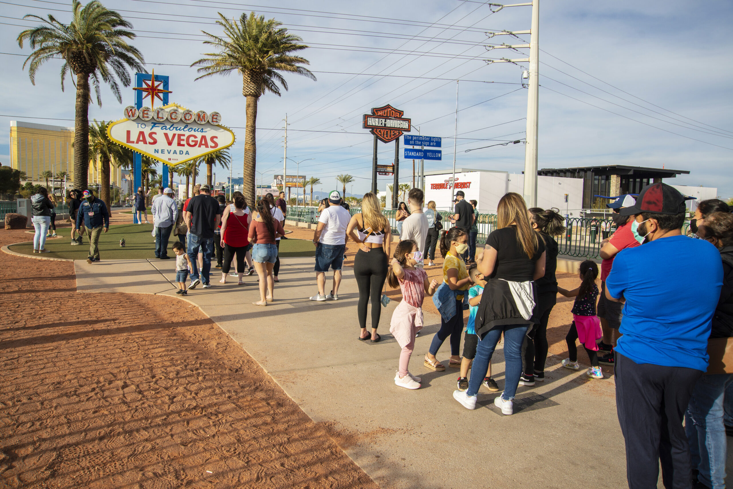 Pandemic Thanksgiving: Las Vegas locals, tourists take precautions