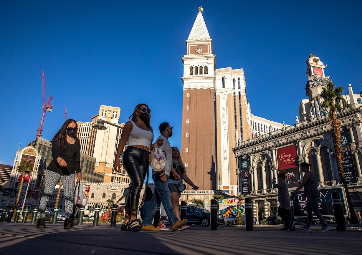 Pedestrians walk near the Venetian and Palazzo resorts on the Las Vegas Strip on Tuesday, Nov. 16, 2021. (Jeff Scheid/The Nevada Independent).