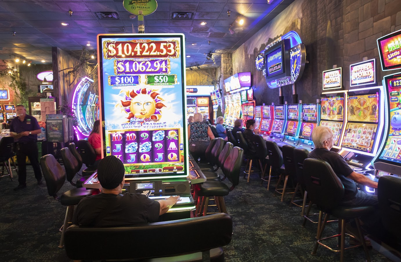 Slot machines at Las Vegas airport bring in more than $1B in revenue