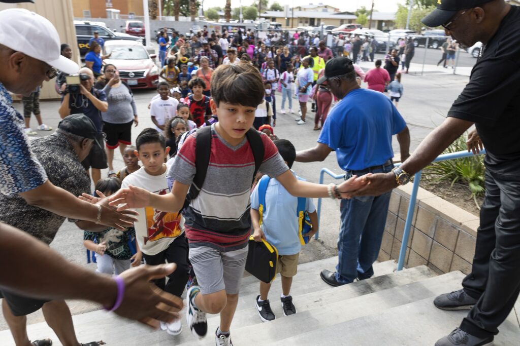 bienvenida al regreso a clases, fondo para el primer día escuela