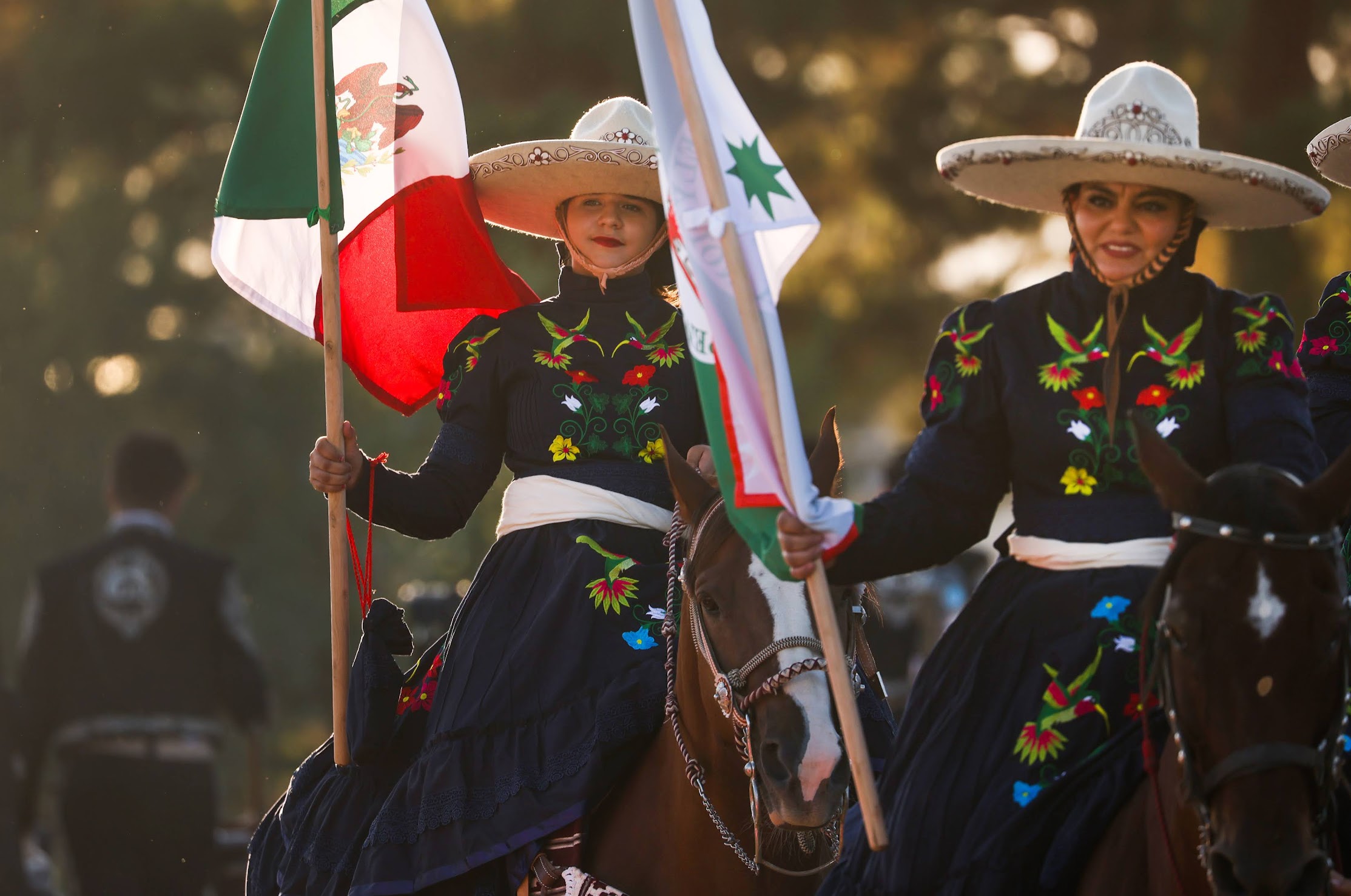 Equipo ecuestre femenino adopta tradiciones asociadas con la Revolución Mexicana – The Nevada Independent