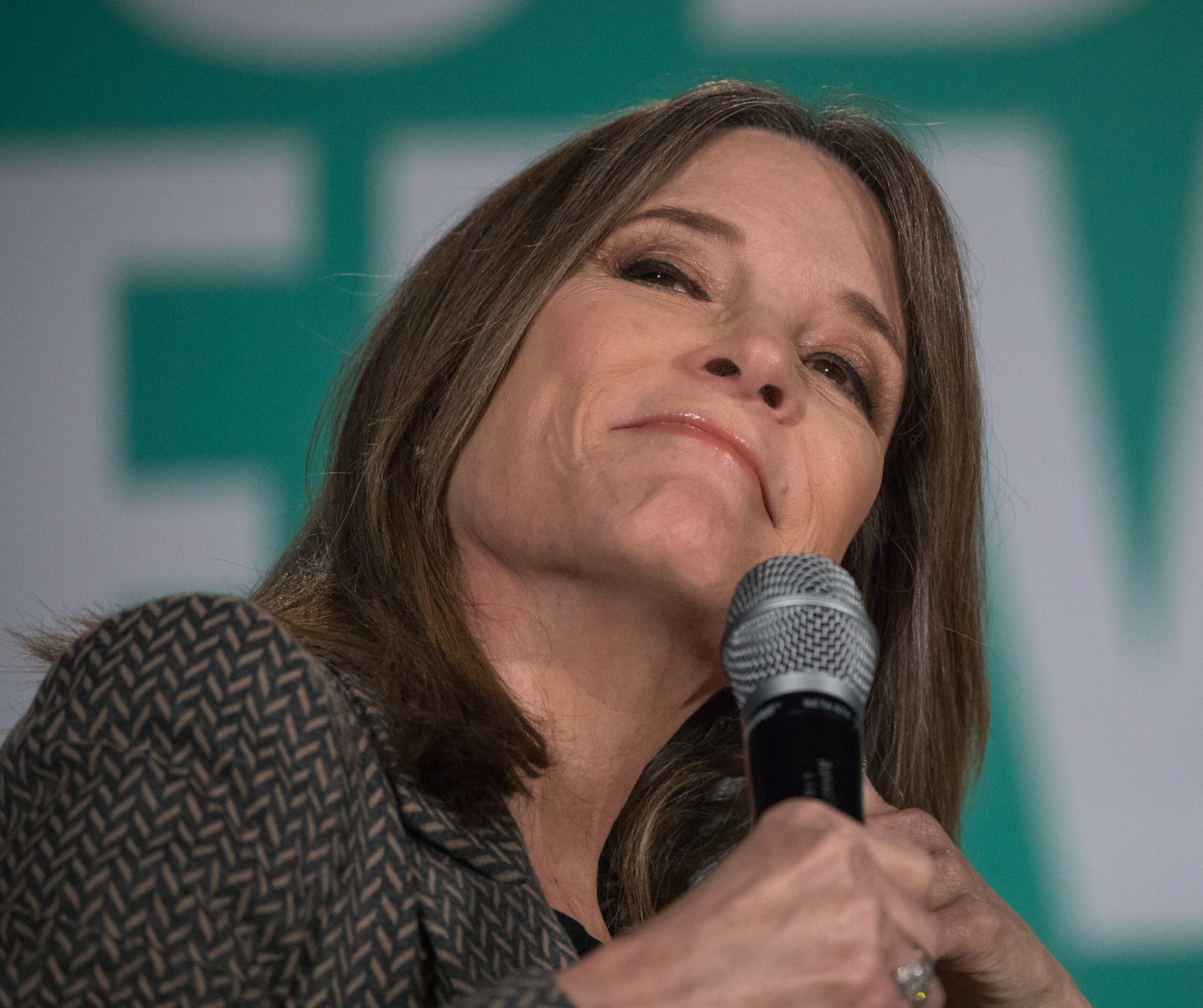 Seeking small-dollar support, Marianne Williamson campaigns in Vegas ...