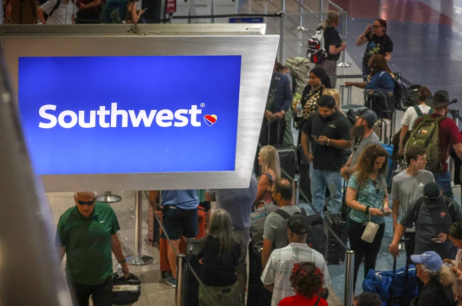 Passengers line up at the Southwest Airlines counter at Harry Reid International Airport on Tuesday, May 30, 2023. (Jeff Scheid/The Nevada Independent).