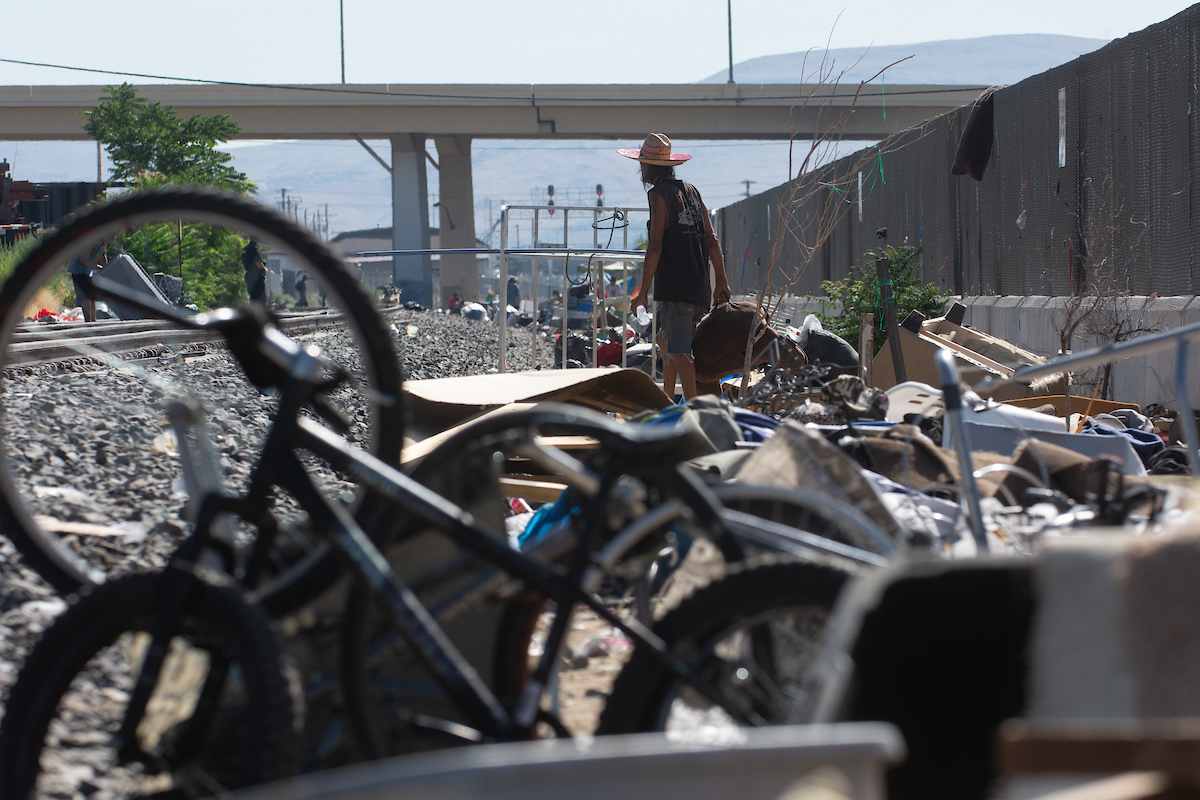 A encampment along the train tracks between Record Street and the Wells Avenue overpass in Reno on July 18, 2023. (David Calvert/The Nevada Independent)