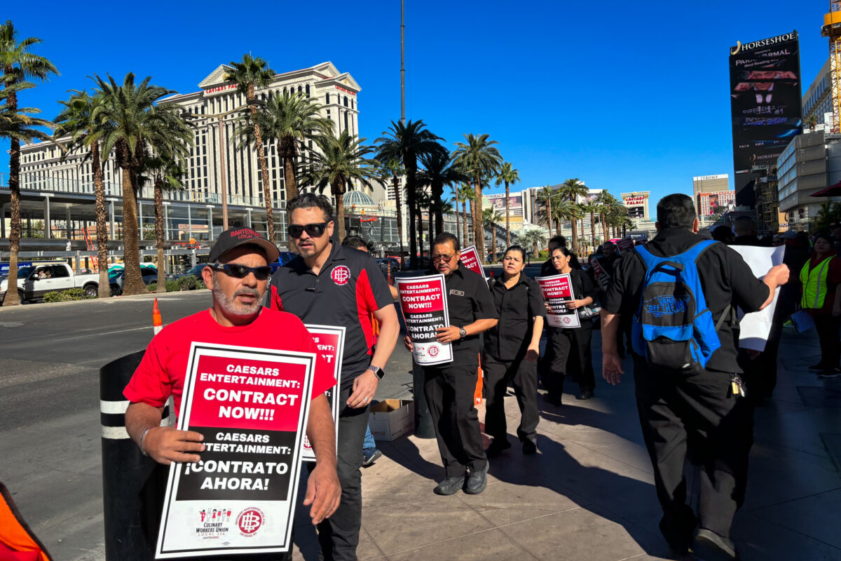 Vegas casino worker unions authorize a strike, threatening first major  walkout in 39 years - The Nevada Independent, o'que significa em inglês  tuesday 