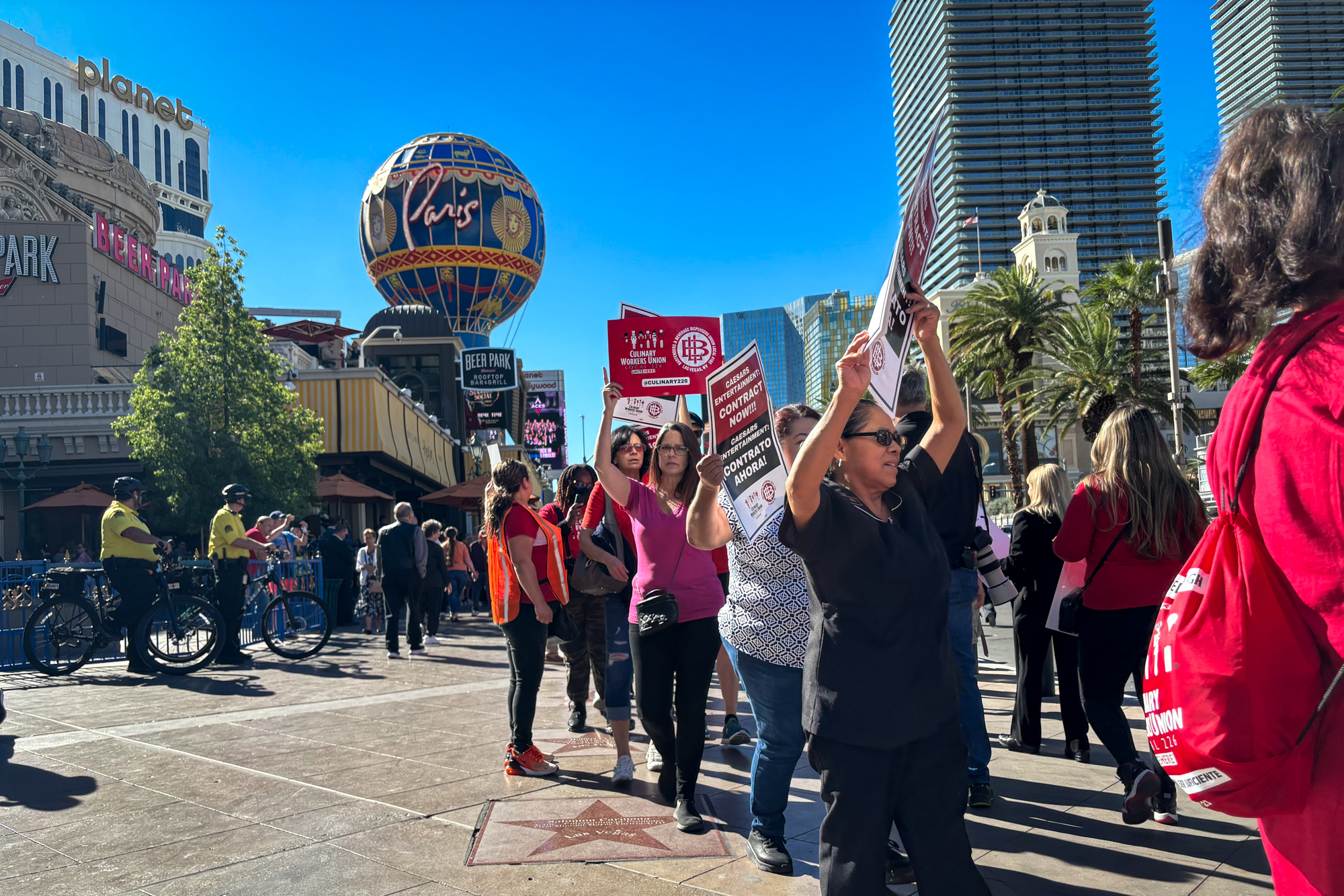 PHOTOS: 'Tis the season for holiday cheer on the Las Vegas Strip - The  Nevada Independent