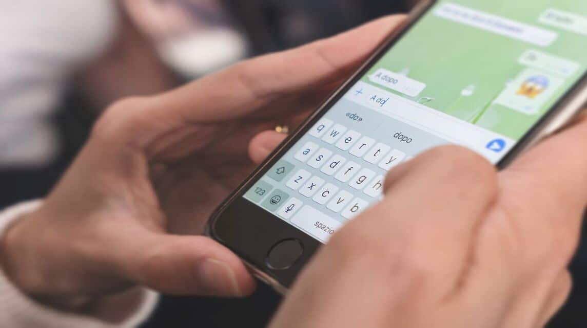 How to Track a Cell Phone Number Without an Application