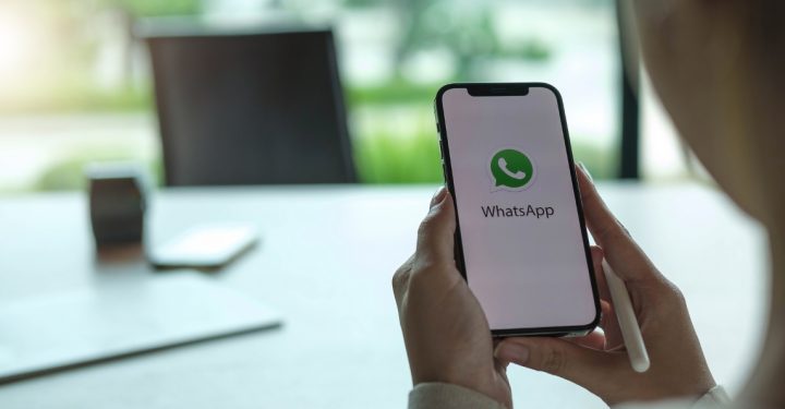 WhatsApp で空白の自己紹介を簡単に作成する方法