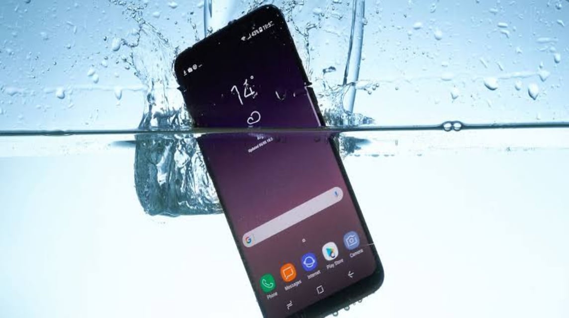 Cara mengatasi HP kemasukan air