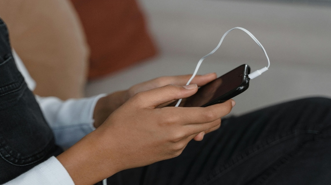 How to turn on a completely dead cellphone without the power and volume buttons