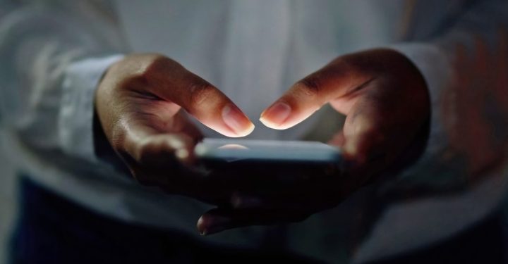 5 Ways to Fix a Cell Phone Screen That Cannot Be Touched or Turned Off