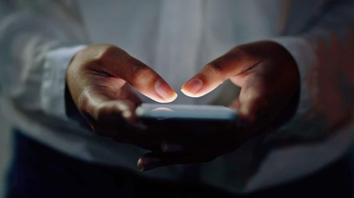 タッチしたり電源を切ったりできない携帯電話の画面を修復する方法