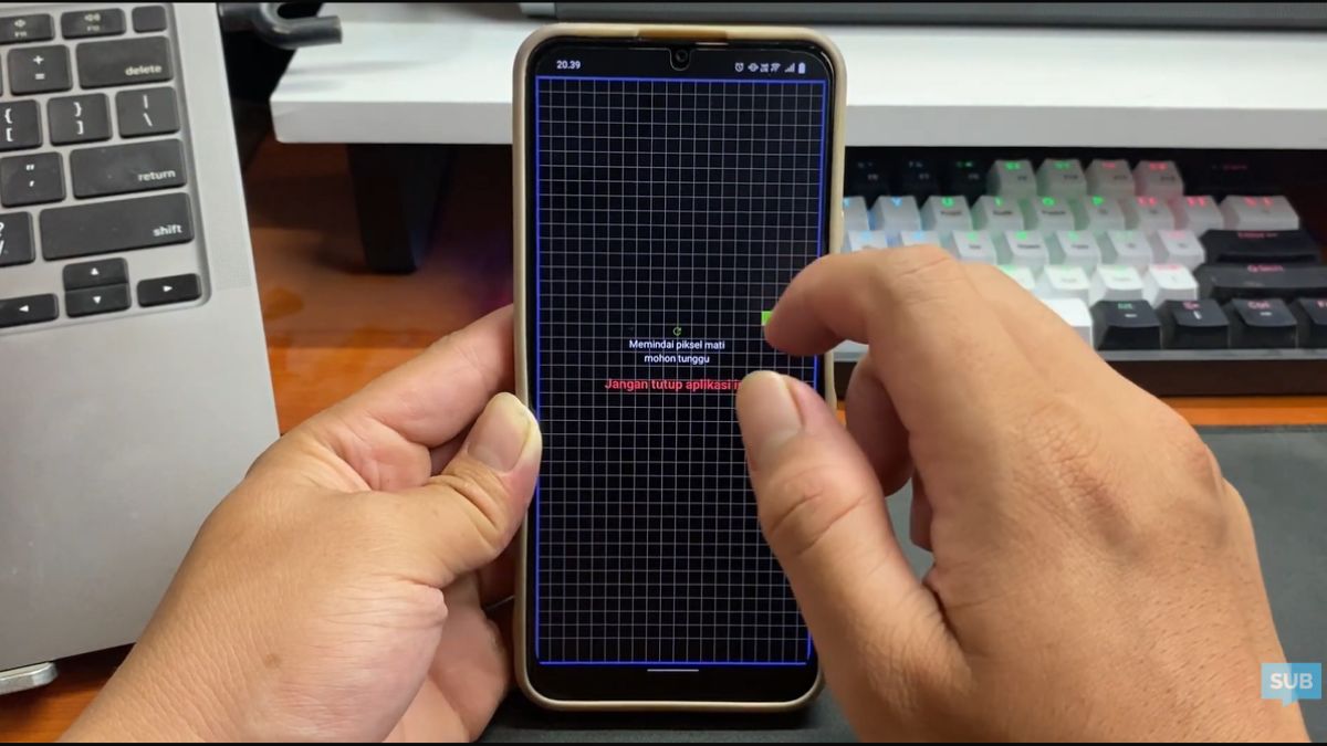 手机屏幕自行移动的原因