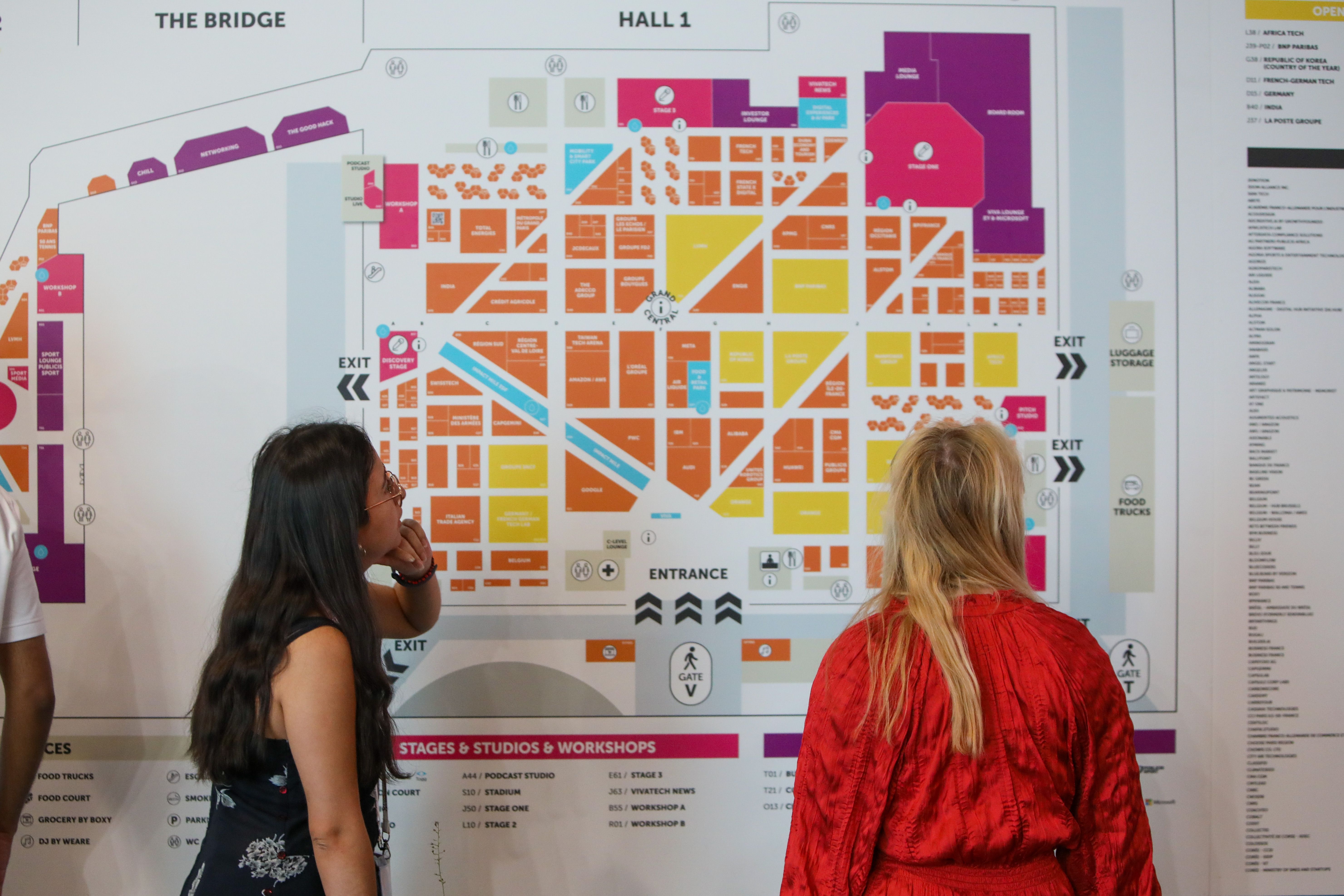 2 women looking at the VivaTech map