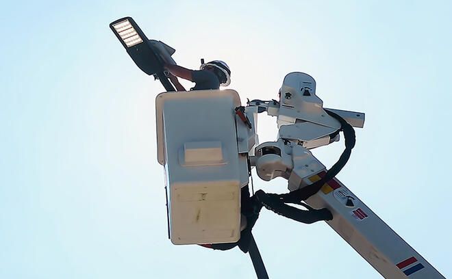 Ubicquia installing a radio aerial on a streetlight
