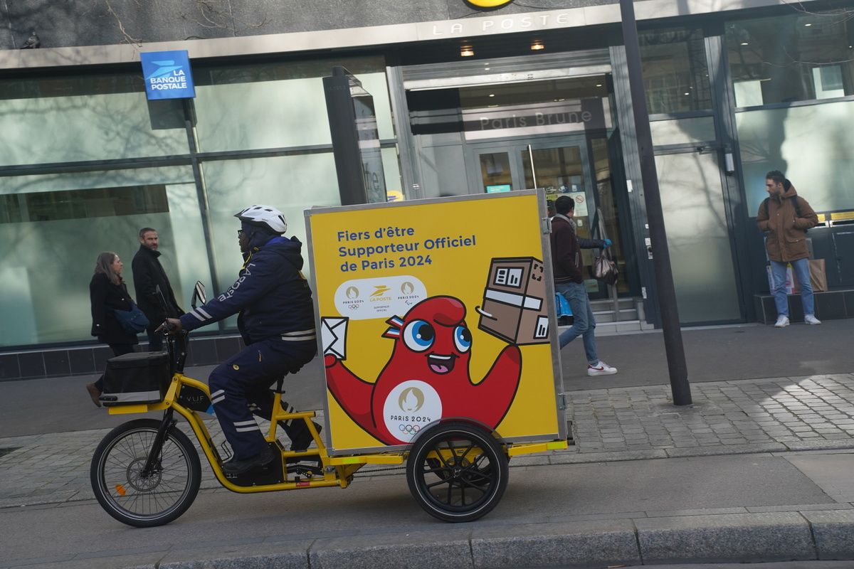 cargo bike in paris