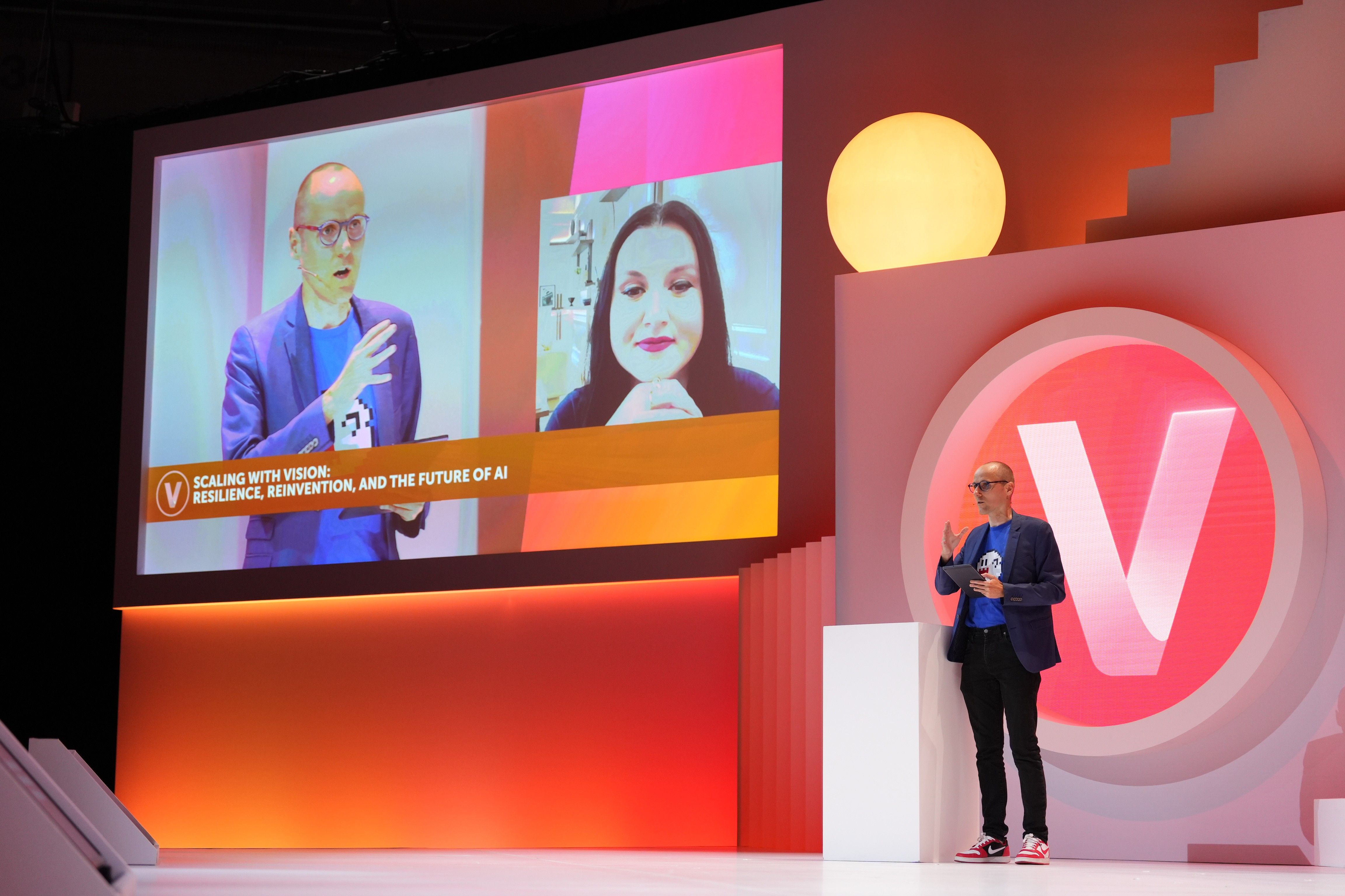 fidji simo on stage virtually