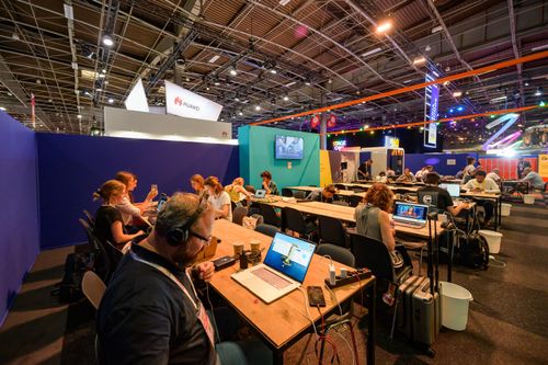 2,300+ international journalists