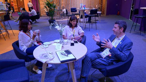 3 people netoworking at a table