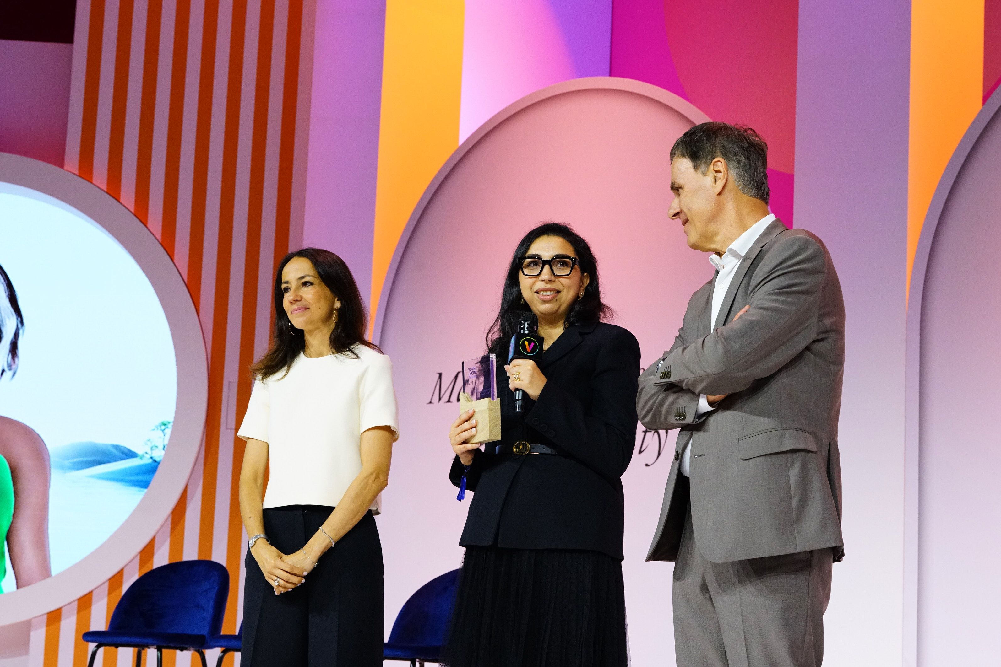 Hasna Kourda accepting the 2023 LVMH innovation award