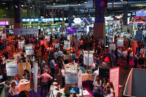 1,800 exhibiting startups