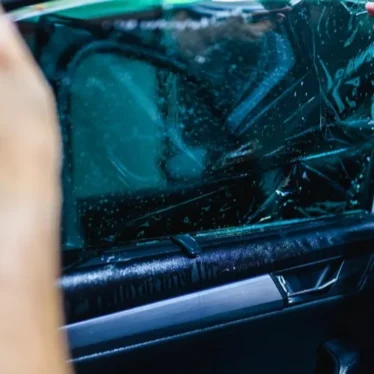 Kaca Film Mobil Terkelupas? Ini Penyebab dan Cara Mengatasinya