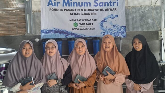 Pondok Pesantren Ma’had Muda’iyatul Anwar Terima Wakaf Instalasi Air Minum dari Yakaafi