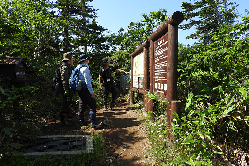 知床半島の動植物と触れ合いながら 羅臼湖の神秘的な景色を堪能