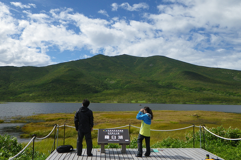 知床半島の動植物と触れ合いながら 羅臼湖の神秘的な景色を堪能