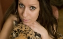 Larissa Gold vernascht Plüsch-Leoparden