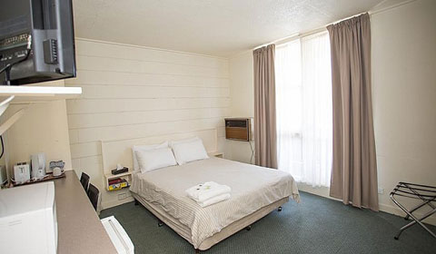 geelong motel queen room