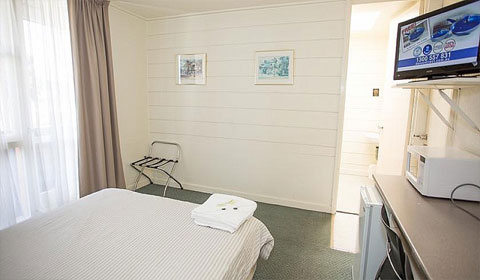 geelong motel queen room